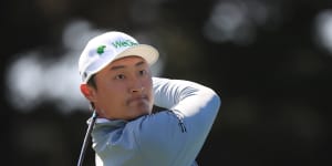 Li builds two-shot lead as Fowler's embarrassing putt sees him miss cut