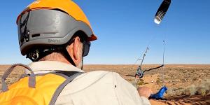 Adventurer crosses the Simpson Desert by kite