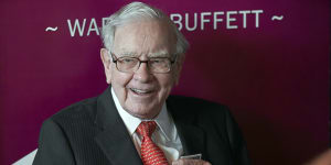 Buffett reaffirms Abel as heir,blames bank leaders for failures