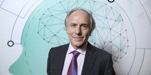 Dr Alan Finkel has defended his position on the use of natural gas following criticism from a group of Australian climate scientists.