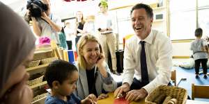 NSW Labor Leader Chris Minns and his wife,Anna,visit an early learning centre in Condell Park on the campaign trail.
