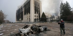 Clashes intensified overnight in Almaty,Kazakhstan,where cars and the mayor’s office building were torched.