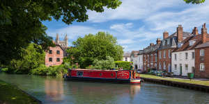 Kennet and Avon Canal at Newbury:the trail takes you to both big cities and small English villages.