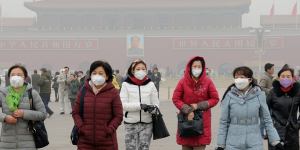 Visitors to Tiannanmen Square in Beijing wear face masks against smog,not COVID-19. With strong public demand to continue battling China’s choking air pollution,some green policies also are likely to be popular at home and reduce social pressure the government sees as a threat.