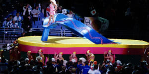 Kylie Minogue enters the Closing Ceremony of the Sydney Olympics,riding a giant thong. 