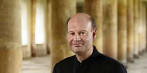 Conductor Stephen Layton laid bare the magnificence of JS Bach’s music.