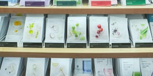 R01B7A October 2018 - Seoul,South Korea:Wall with facial sheet mask from the SOuth Korean comestic brand Innisfree,known for its all-natural products. str9-takeoff