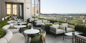 City views from the open-air Long Bar&Terrace.