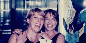 Jacoby with 60 Minutes colleague,reporter Jennifer Byrne (at right),in 1998.