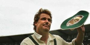 Shane Warne is given a standing ovation after claiming his 700th Test wicket at the MCG on Boxing Day 2006.