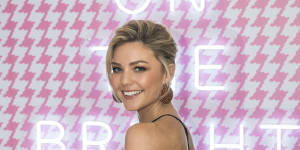 Actor Sam Frost says she will receive a COVID-19 vaccine.