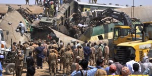 Train barrels into another in Pakistan,killing dozens