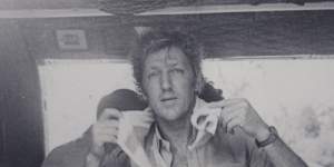 NBC cameraman,Australian Neil Davis,on the job during the Vietnam War. 