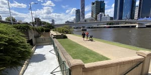 By moving this wall back,restaurants and bars could be built between the Victoria and Neville Bonner bridges.