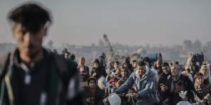 Thousands of Palestinians are returning to find their homes destroyed by the Israeli bombardment.