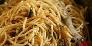 Spaghetti with anchovies and breadcrumbs.
