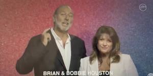 Brian Houston,flanked by his wife,Bobbie,tells the church’s faithful that he was stepping down to prepare to defend court charges that he concealed information about allegations of his father’s sexual abuse.