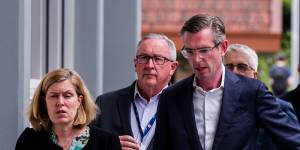 Delayed response:Perrottet with his health minister Brad Hazzard and Chief Health Officer Kerry Chant at Royal North Shore Hospital on Wednesday. 