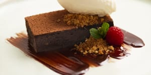 A few touches help transform a brownie into gateau au chocolate.