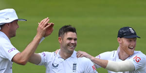 Ben Stokes (r) and Stuart Broad congratulate James Anderson during a Test match against New Zealand at Lord’s last June.