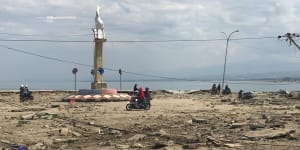 'The smell of dead bodies is overwhelming':Volunteers comb through beachfront in Palu