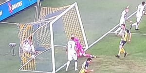 Glory march clear at the top after snapped goalpost delays match