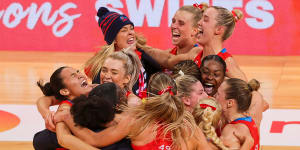 Australia’s netballers have signed a three-year deal with Netball Australia,a day after its CEO stood down. 