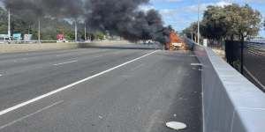 Ute fire reduces Kwinana Freeway northbound to single lane as Easter holidaymakers return home