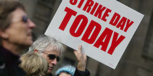 Experts consulting with the government on its industrial reforms say industrial action should be allowed in multi-employer bargaining.