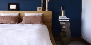 A platform bed designed by Mestrom occupies the main bedroom. Her bronze sculpture from 2021,Kneeling Before the Dawn,doubles as a bedside table. 