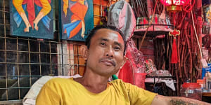 Iwan,who was 27 in 1998,remembers crowds armed with sticks breaking shop windows in Jakarta’s Chinatown.