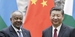 Chinese President Xi Jinping,right,shakes hands with Djibouti's President Ismail Omar Guelleh during a signing ceremony.