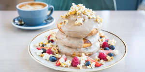 Hotcakes with caramelised banana and earl grey custard.