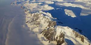 The views across Antarctica during a sightseeing flight.