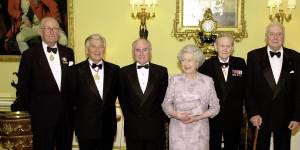A Buckingham Palace event in July 2000 to commemorate the centenary of modern Australia. Queen Elizabeth with Australian prime ministers (left to right) Malcolm Fraser,Bob Hawke,John Howard,John Gorton and Gough Whitlam.