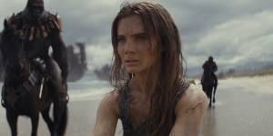 English actor Freya Allen plays Nova,a mysterious human who suddenly arrives in the world of the apes.