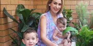  Tanya Lazarou is teaching her children - Logan,4,and Lara,eight months - the value of water conservation. 