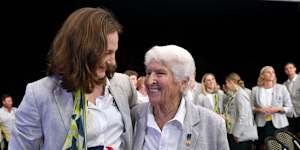 Swimmer Cate Campbell with Dawn Fraser in 2021.