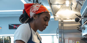 Sydney Adamu (Ayo Edebiri) making an omelette in The Bear.