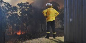 RFS and residents battle to stop the Gospers Mountain fire from destroying homes in Colo Heights.