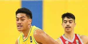 Roman Siulepa (left) in 2022 representing Australia at the FIBA Under-16 Asian Championship.