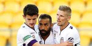 A-League:Clinical Perth Glory continues run to finals with 2-1 win v Phoenix