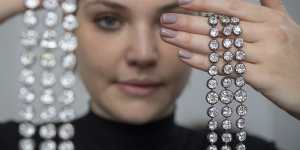 The supply of diamonds globally is at its lowest in a decade,because of a decline in new mines and also sanctions on Russia,one of the world’s biggest exporters.