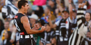 Magpies survive massive scare in thriller finish against Hawthorn;Pendlebury subbed out with rib injury