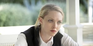 Amanda Seyfried as Elizabeth Holmes in The Dropout,now airing on Disney +. 