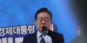 Lee Jae-myung,presidential nominee of the ruling Liberal Party,delivers a speech to about 500 people near the post office in Yeouido,Seoul,on Tuesday.