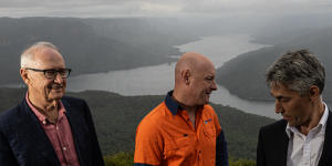 Ross and Anthony Garnaut,director and chief executive of Zen Energy,stand on either side of the WaterNSW chief Andrew George at the site of the proposed Western Sydney pumped hydro project.