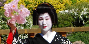 Geisha performs in the Japanese Garden,Cowra.