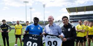 Sir Alex Ferguson visits Macarthur FC,coached by Dwight Yorke (left),and with captain Ulises Davila (right).