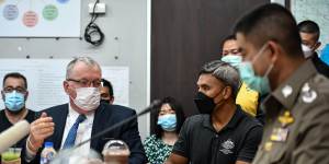 Australia’s ambassador to Thailand,Allan McKinnon,left,at a press conference on Monday with Police Lieutenant General Surachate Hakparn,right. 
